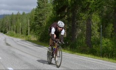 开云体育官方网站-赛道与球场，当F1争冠焦点遇上NBA雷霆雄鹿淘汰赛