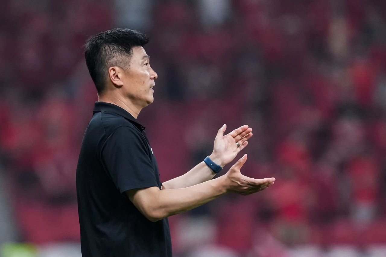 球队主教练在场边指挥如臂使指