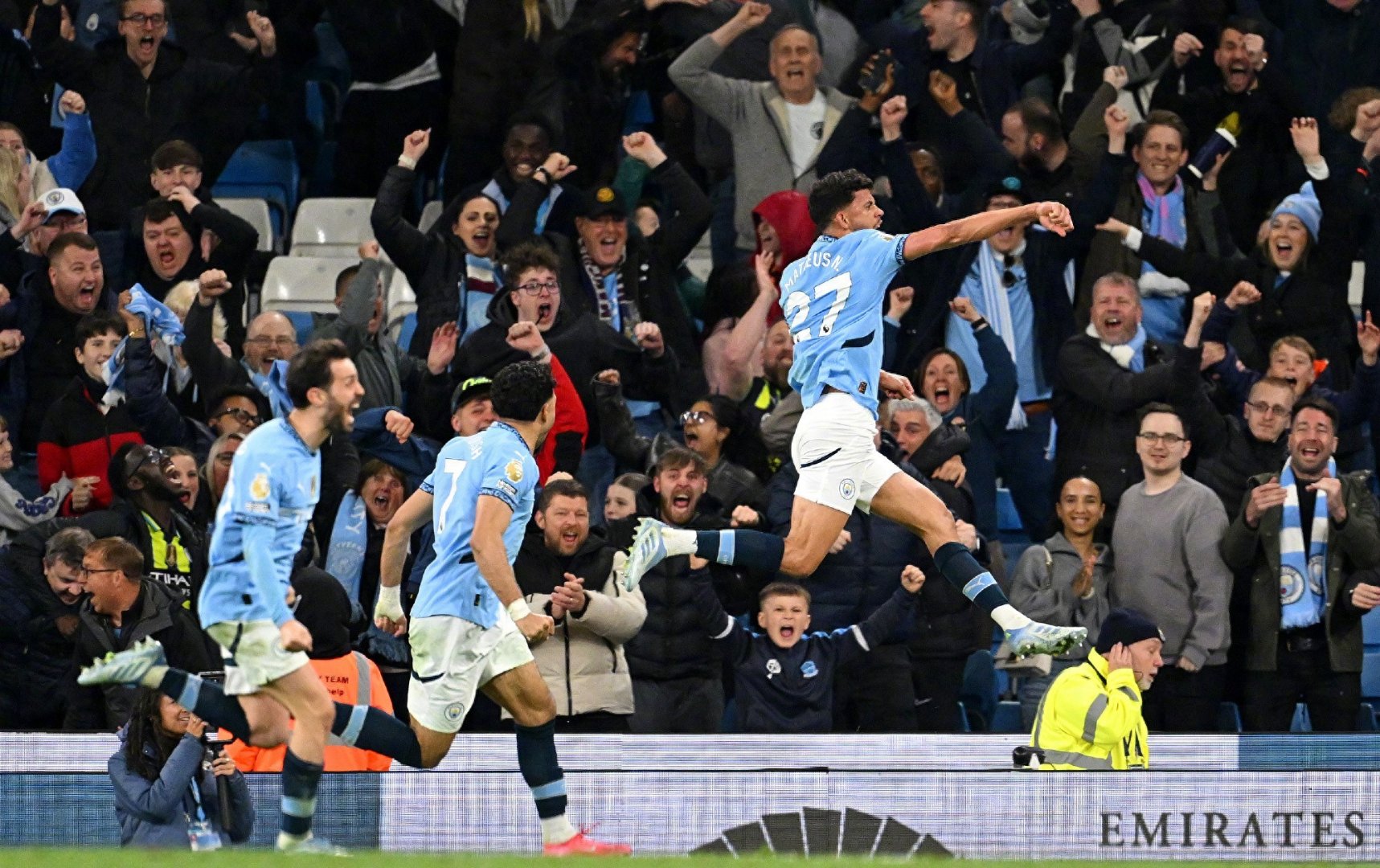 包含阿斯顿维拉主场战胜体育场，继续稳定排名的词条