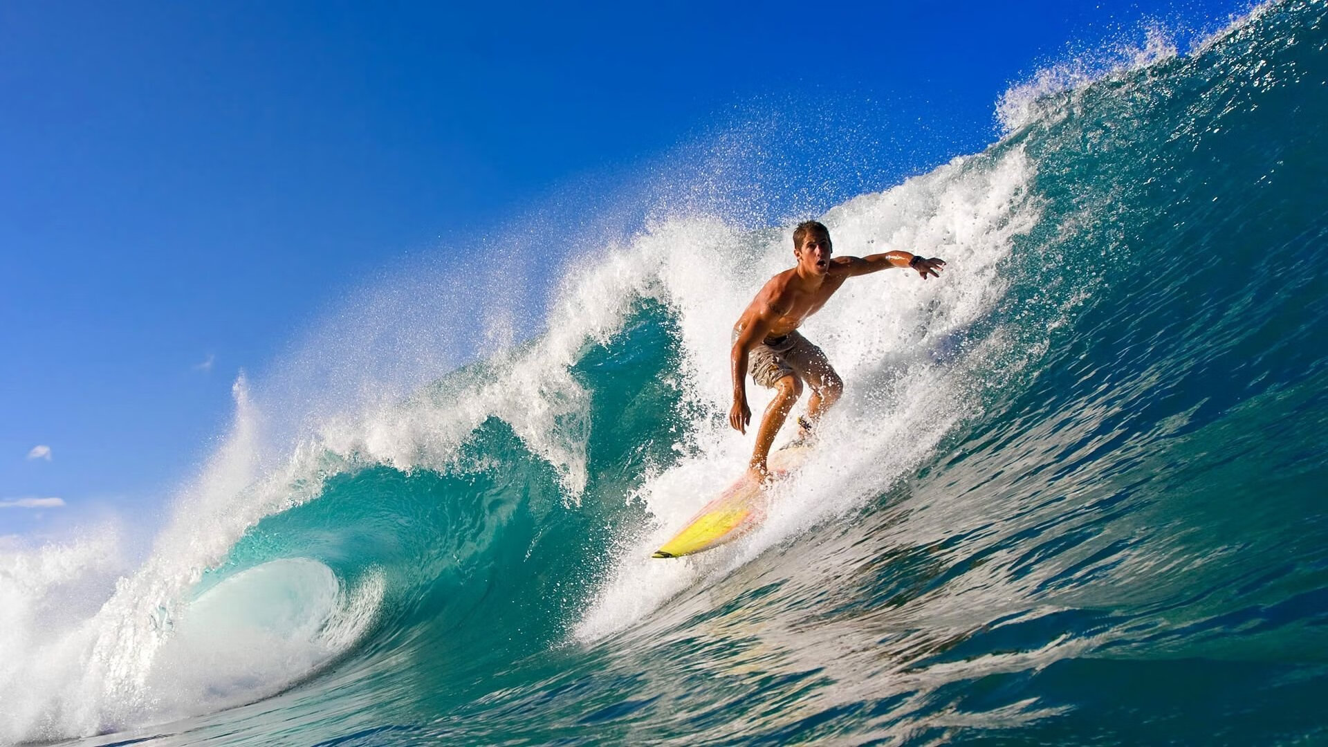 赛道上的新秩序，红牛轻取梅赛德斯，塞恩斯高光表现引爆赛场